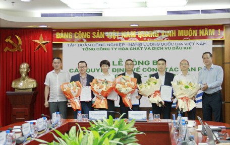 Đảng bộ PVChem trang trọng tổ chức Lễ trao tặng Huy hiệu 30 năm tuổi Đảng